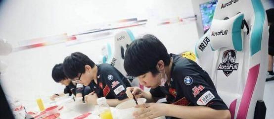 FPX|FPX设立粉丝福利社,粉丝们不买账了,一切要以选手训练为重