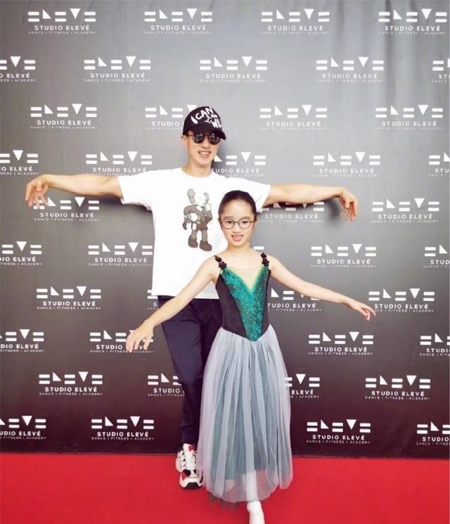 厨娘|吴尊女儿变身“小厨娘”,亲自下厨做咖啡和蛋糕