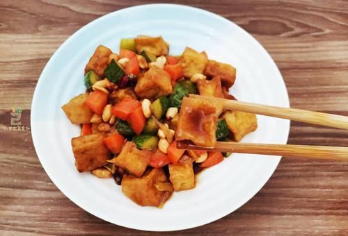 营养|豆腐这样做比肉还好吃,鲜香微辣,豆腐外焦里嫩,营养美味