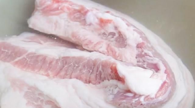 将其|猪肉解冻？很多人第一步就做错了，难怪猪肉解冻慢，赶紧告诉家人