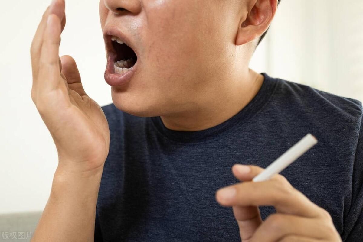 口腔癌早期的6个症状和表现(口腔癌早期有什么征兆？记住5个异常信号，别错过抓癌时机)