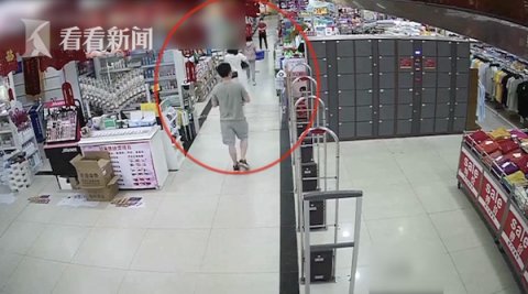 不料|男子乘电梯偷拍裙底 不料身后站着休班特警