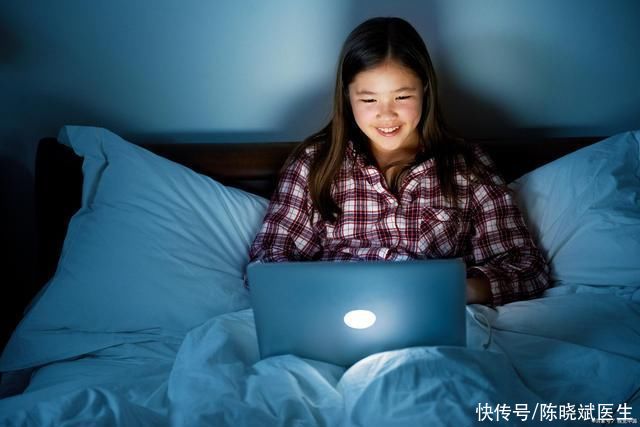 睡觉突然踩空惊醒是什么原因(睡觉容易惊醒是怎么回事?背后6个原因，最好都看看)