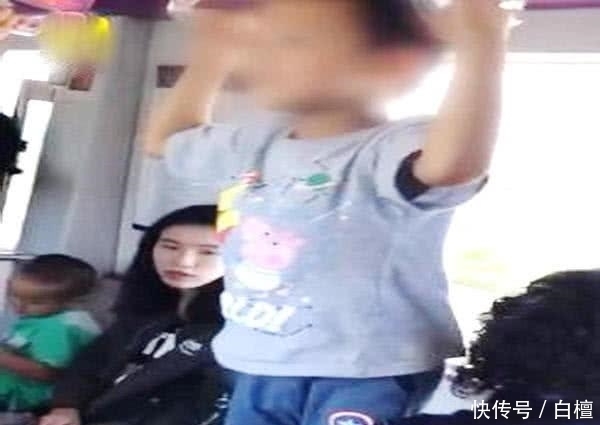天壤之别|两个小男孩坐地铁，举止天壤之别，网友看后怒批：家教真的很重要