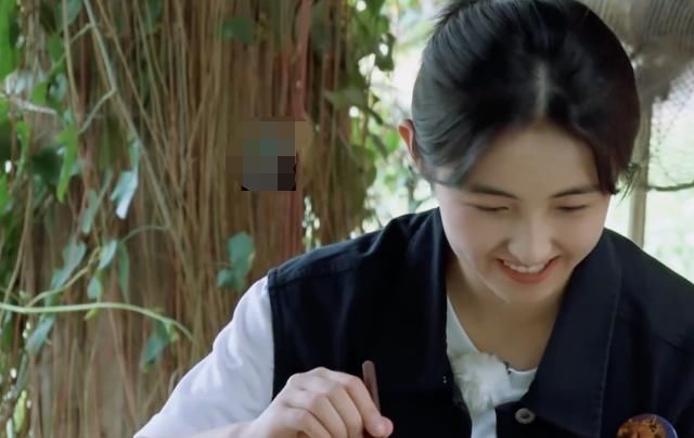  足够|张子枫吃米饭，镜头拍到她碗里的米饭分量惊人，足够我吃三顿了