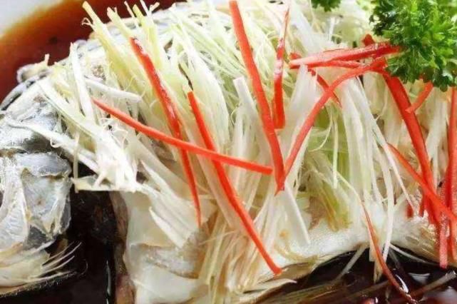  做法|清蒸鱼，放盐还是放生抽？都不对，教你正确做法，鱼肉鲜嫩还不腥