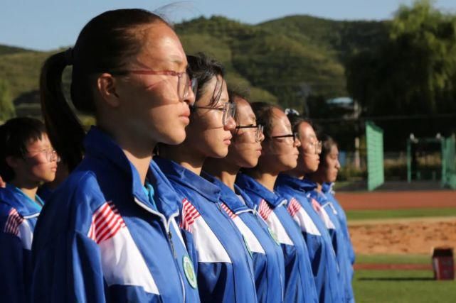 正式|航拍，西吉中学、回中、二中军训！正式拉开帷幕。