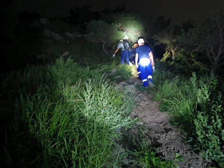  当晚|四人一狗被困三标山，饥渴难耐！救援队砍刀开路，连夜搜救