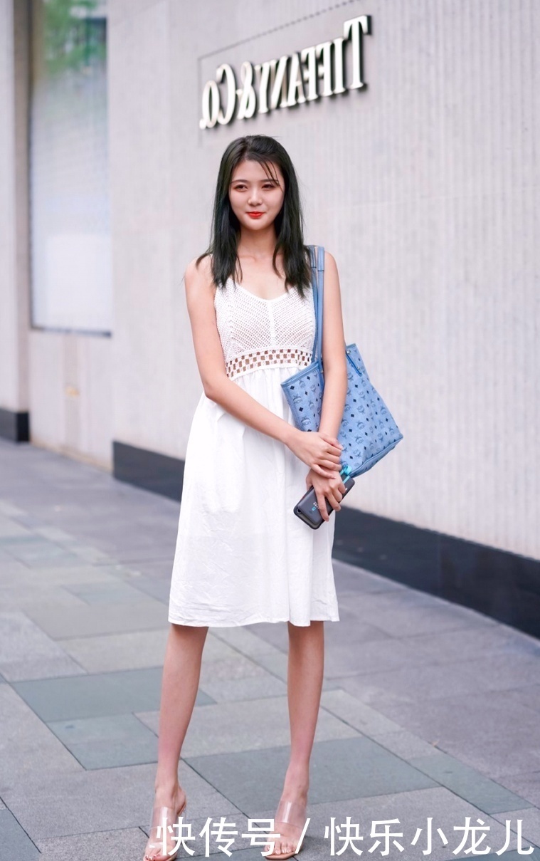 女生|最适合女生穿的还是裙子,简约时尚,让搭配看起来非常个性