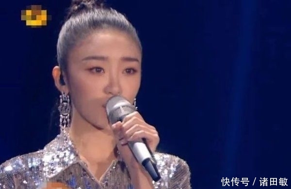 二人|张月张萌合体唱歌,镜头扫过二人脸蛋,确定张萌才是“姐姐”?