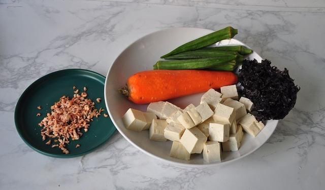 不用|它所含的钙质与牛奶相当,更易被吸收,做成汤,不用淀粉也滑溜