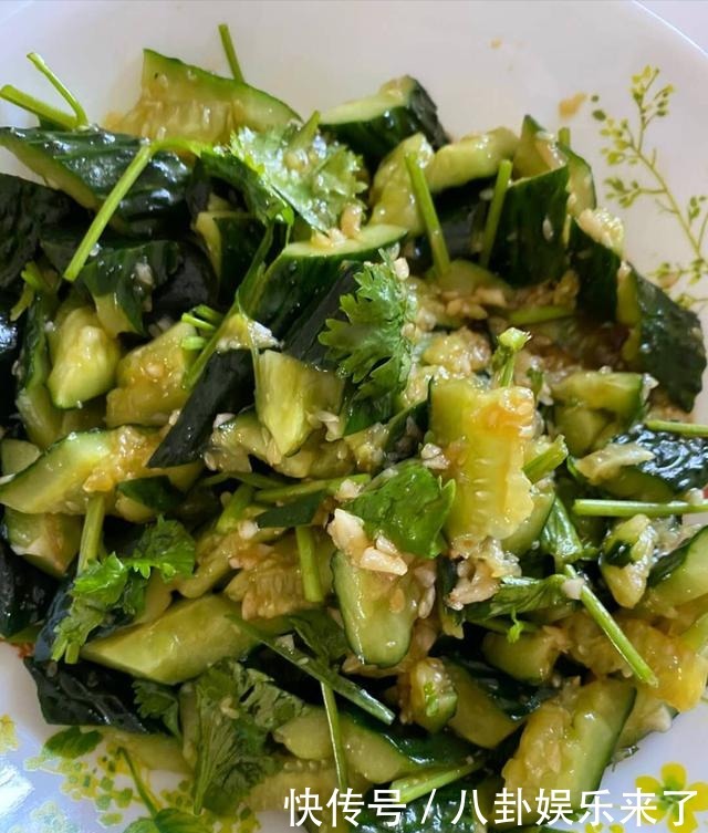 饺子|岳云鹏晒午餐,一桌子下酒菜和饺子,获7万多赞,网友真接地气