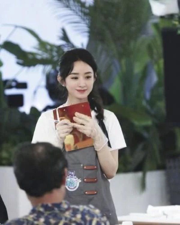  中餐厅|《中餐厅》正式开业，赵丽颖给客人点菜时，谁注意她手上戴着啥？