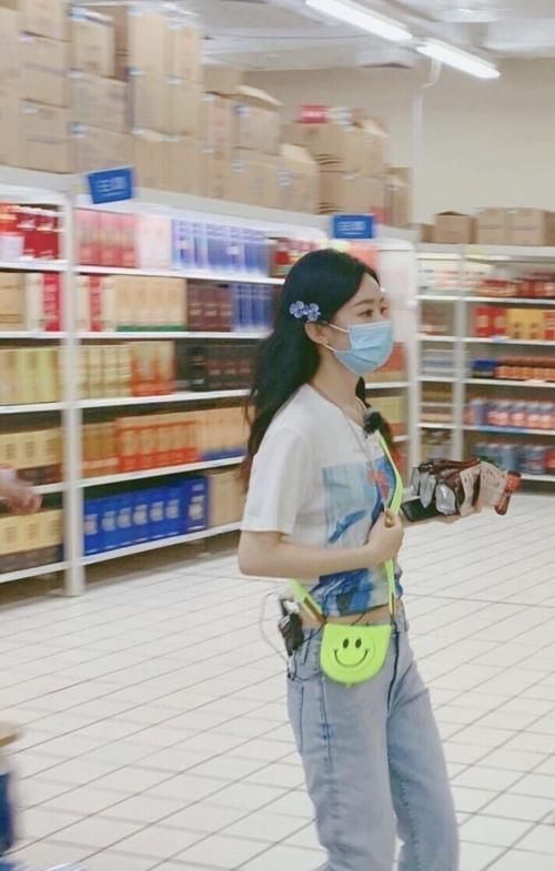  造型|赵丽颖《中餐厅》路透，穿t恤配牛仔裤清新少女，笑脸包撞款杨幂