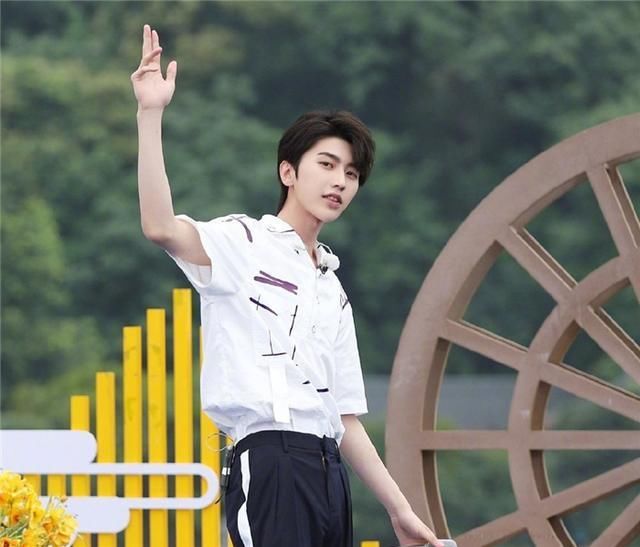  受欢迎|最受欢迎综艺嘉宾排行：邓伦第5，赵丽颖第4，榜首实至名归！