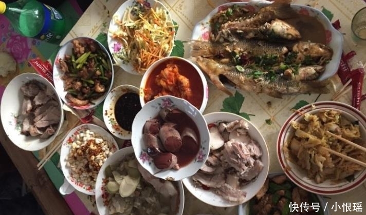东北|实拍东北“正宗杀猪宴”, 满桌都是土货, 菜摞好几层, 撑得扶墙走