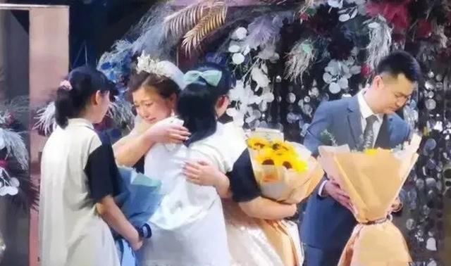 老师|班主任婚礼撞上中考，全班考完跨越半城送祝福，老师全程泪崩