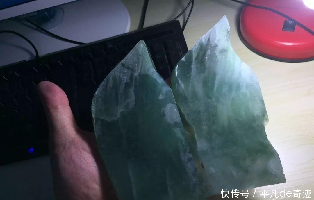  去年|小伙去年前花8万买了块翡翠原石，如今拿出来切，去皮后蒙圈了！