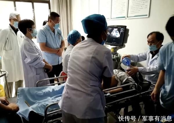 无奈|女子怀孕5个月突发精神病 家属无奈将她束缚送医