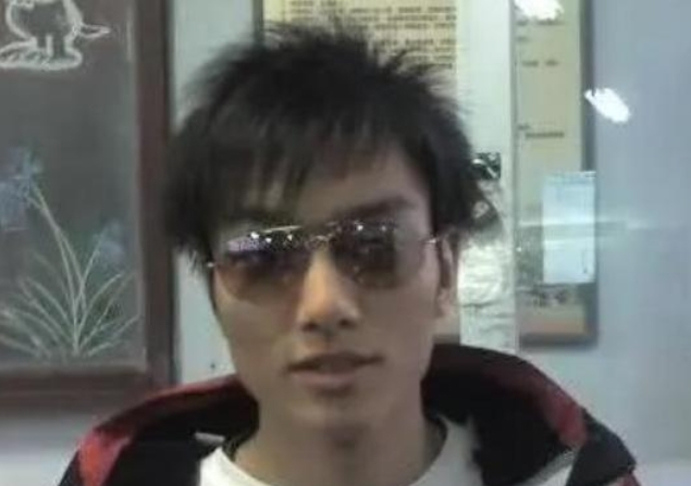 年前|他10年前高喊“我爸是李刚”，现已32岁，出狱后过得咋样？