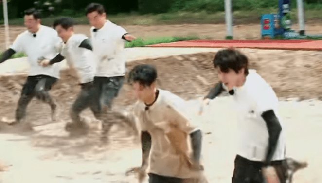  最有魅力男|《奔跑吧》下期预告精彩了，跑男团八位男生竞选，baby成唯一裁判