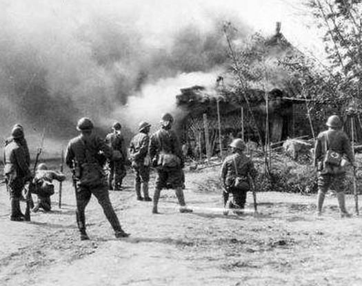 战士|战士将击毙日军头颅砍下,挂树上祭奠战友,唯一逃回的鬼子被吓死