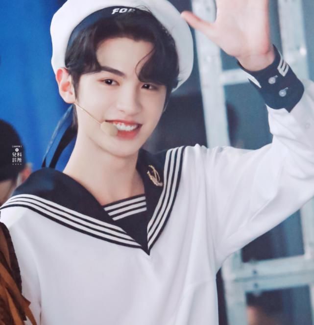  黄明昊|《快本》最新一期厉害了，四位选秀男神做客，看到蔡徐坤就乐开花！