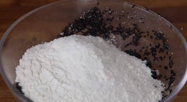  打入|黑芝麻打入2个鸡蛋，简单一做，孩子三天两头点名吃，百吃不厌