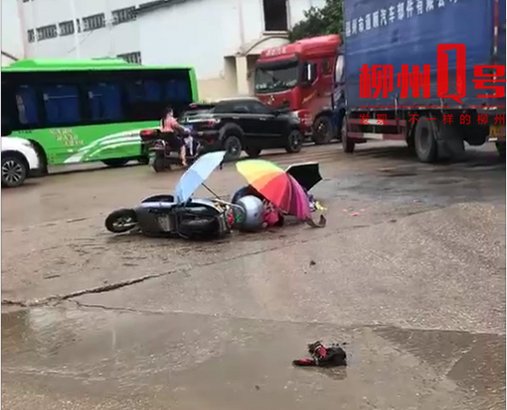 生命危险|最新!柳州一车祸致1死2伤,2个孩子当场失去母亲,女孩正在抢救,有生命危险