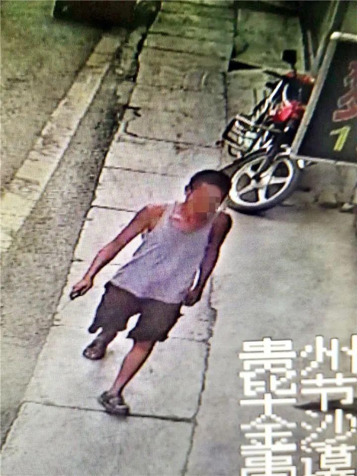 挥舞|惊险!男子大街上挥舞菜刀,民警上演徒手夺刀