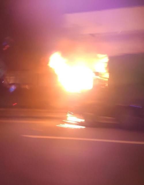  驾驶室|华北路一大货车燃起熊熊大火，司机去哪儿了？