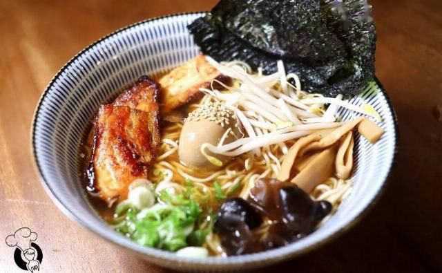  进去|纽约第一家日式油泼面+宝藏小酒馆新张！进去的居然都被上了一课？