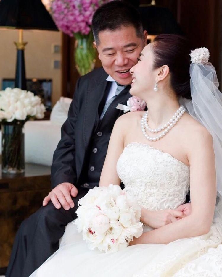 笑容|不老女神！黎姿晒49岁庆生照，穿藕粉色上衣梨涡笑容超甜美