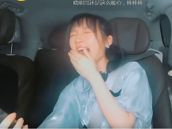  拉近|《中餐厅》首期成《变形计》，镜头拉近看到黄晓明的下巴：太可怕