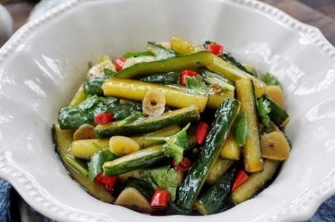  搅拌均匀|腌黄瓜时，腌好的黄瓜“软趴趴”？大厨教你做法，黄瓜脆爽入味