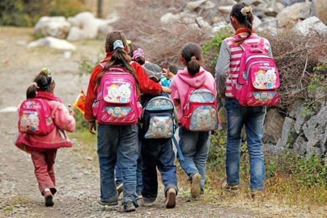 儿子|农村夫妻为要儿子，连生11个女儿，儿子上学结婚全靠女儿拿钱