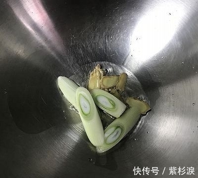  去除牛肉|家宴·西红柿炖牛腩