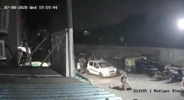 警方|印度男劝3未成年别耍单车特技，遭28刀捅死，监控还原惨烈现场