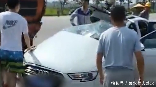  现场|载有6人的奥迪与重型罐车相撞，导致2死4伤，现场哭声撕心裂肺！