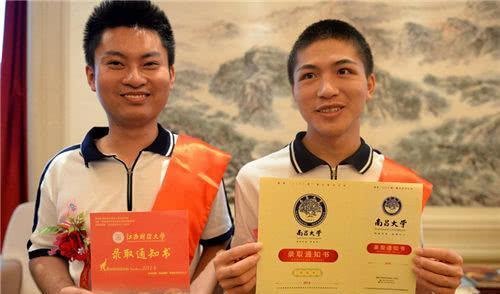 见义勇为|6年前宁可错过高考，也要见义勇为救下30人的两位高考生，现怎样