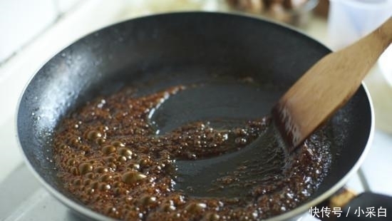 糖色|炒糖色用油还是水? 很多人弄错了, 这就是你炒出苦味的原因