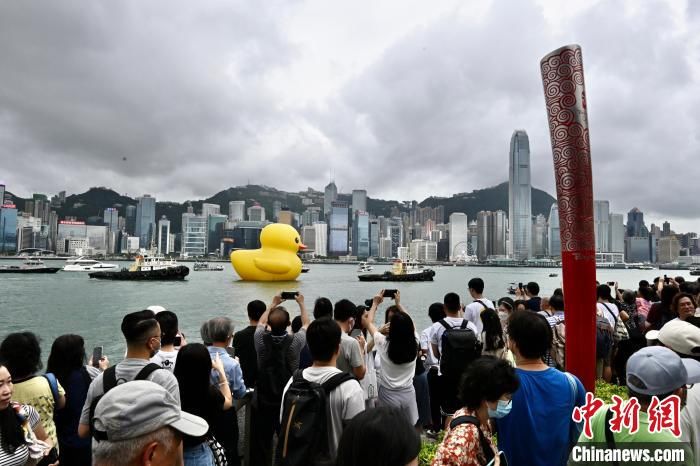 香港市民和游客送别“小黄鸭”