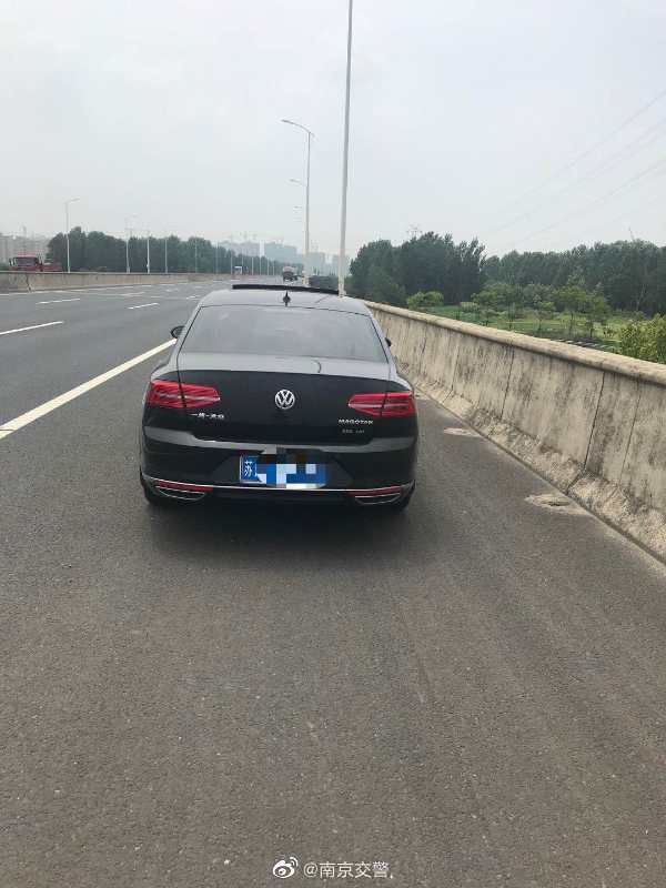  上用|男子应急车道上用手机斗地主 被交警逮个正着