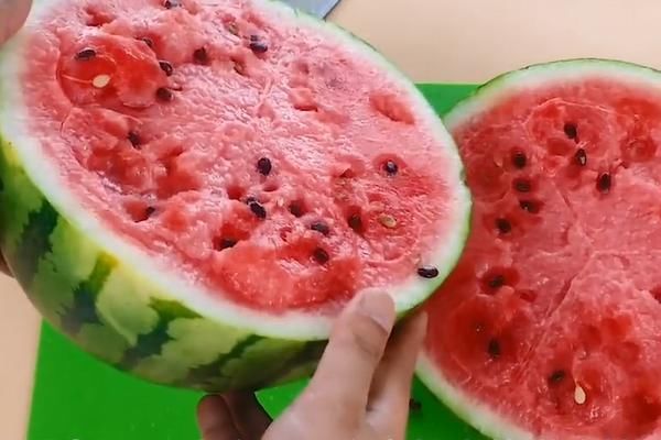  瓜农|切开的西瓜不用放冰箱，老瓜农教我一“土方法”，放7天依旧新鲜
