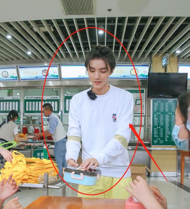 生图|《中餐厅4》路透,王俊凯被路人抓拍,生图下的身高我没看错吧?