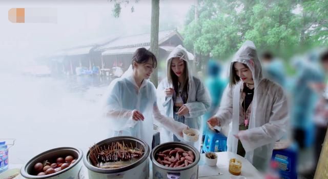  路边摊|THE9许佳琪谢可寅下雨天吃路边摊，价格出乎意料，我没听错吧？