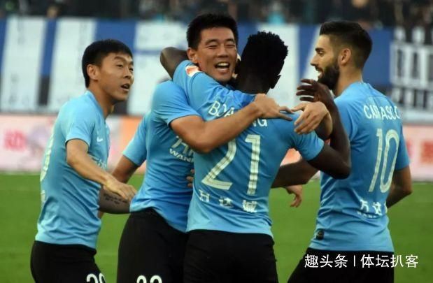  裁判|新赛季中超最冤染黄！大连后卫摸了一下裁判胳膊，转身就吃牌！