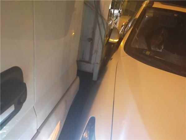  收费站|小轿车与货车过收费站互不相让，挤了十几米后撞上了