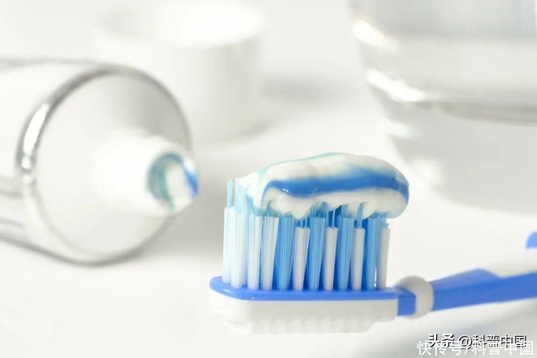 早上起来先吃饭还是先刷牙(早上起来先吃饭，还是先刷牙？)