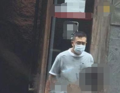  杜珺|50岁张嘉译头发花白走路佝偻，女儿长得像爸爸，但皮肤黝黑脑门宽大